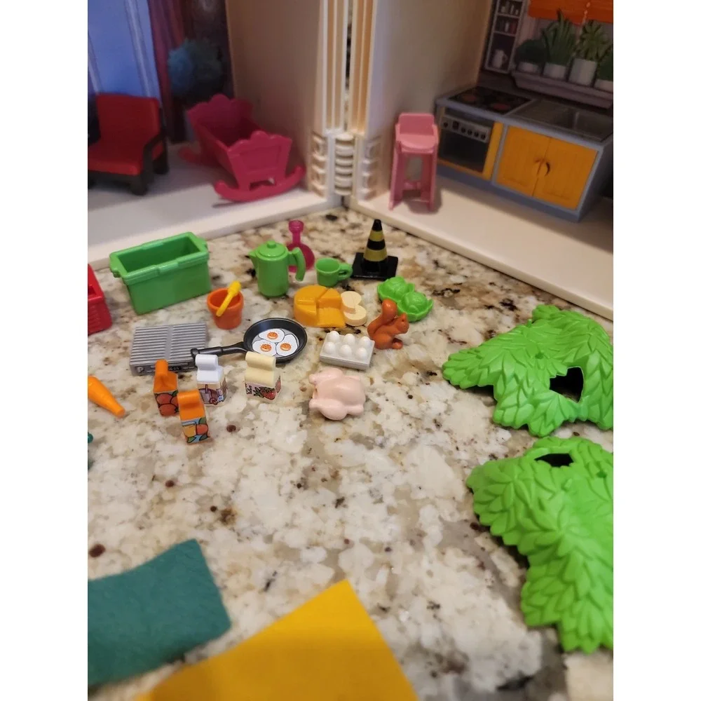 Playmobil Dollhouse 2005 Folding w/People And Accessories Not Complete